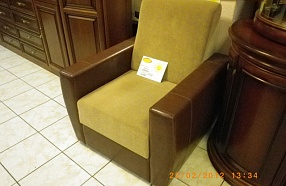 Кресло с кожаными подлокотниками 
