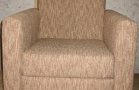 Кресло на деревянных ножках