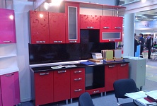 Мебель для кухни красная с орнаментом 