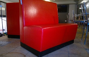 Красный диван без подлокотников