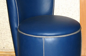 Кресло синее на ножках
