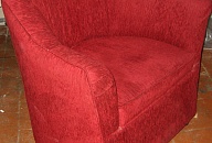 Кресло красное в закругленной спинкой
