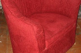 Кресло красное в закругленной спинкой