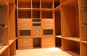 Мебель для большой гардеробной комнаты