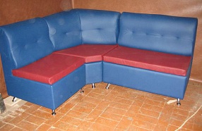 Диван синий с красными сидениями