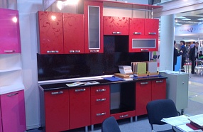 Мебель для кухни красная с орнаментом 